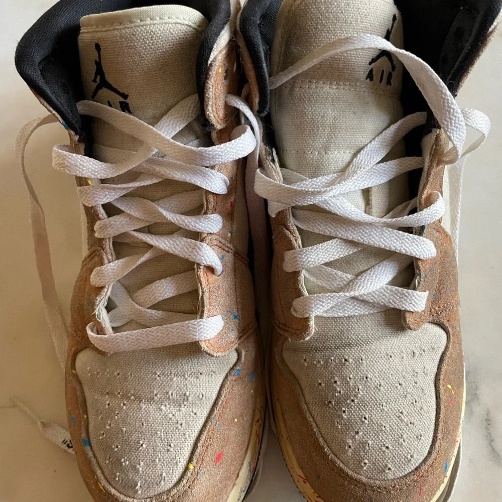 Nike Kids High-Top Sneakers in Beige, Black, Tan with Multicolor Speckle